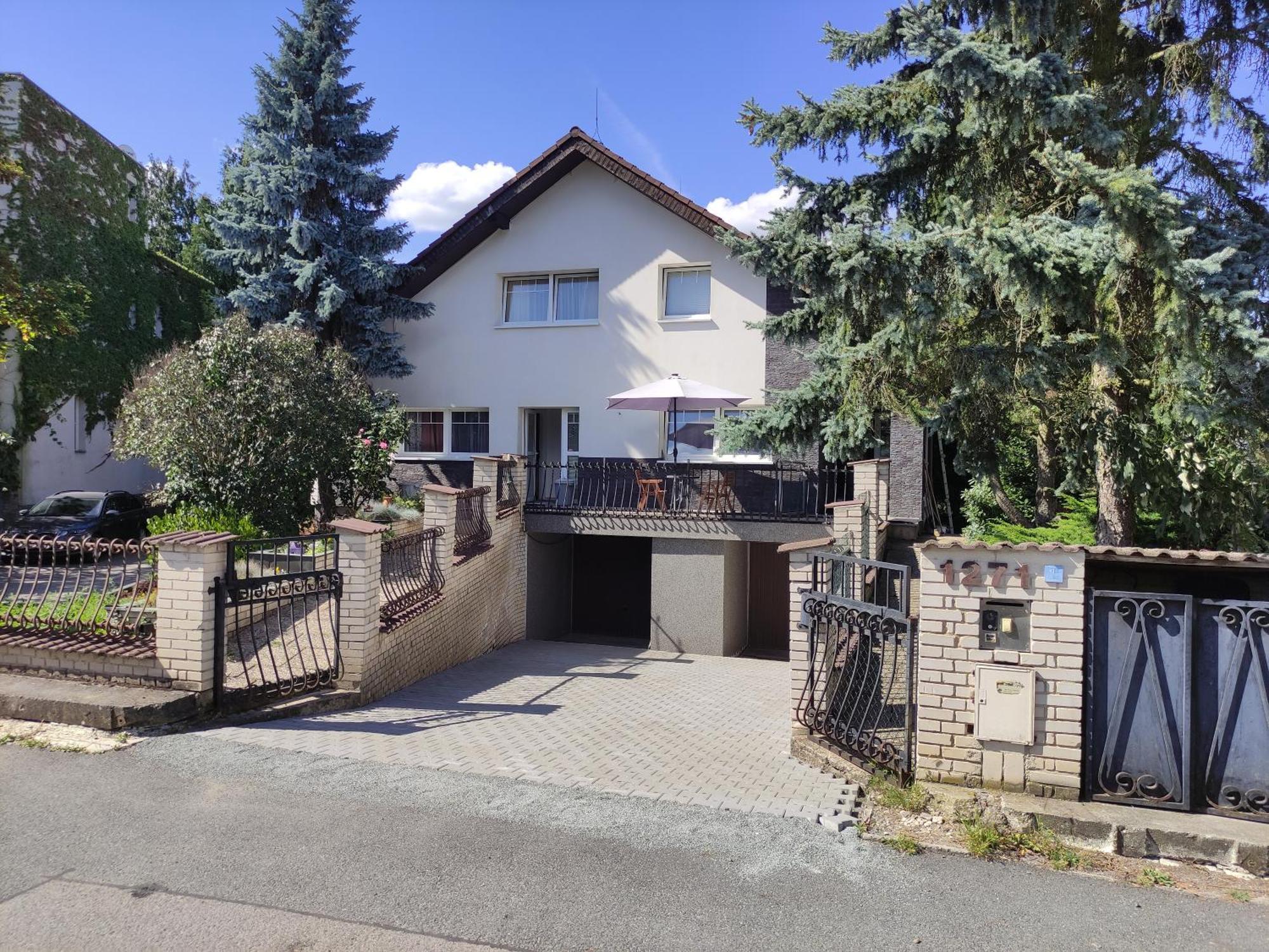 Cozy Gardens Apartments In Прага Екстериор снимка